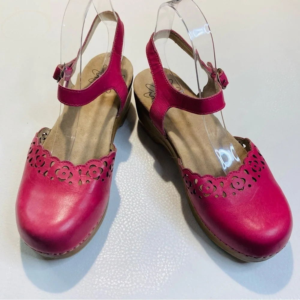 SANITA Sz 38 Leather Laser Cut Out On the Toe Cap Buckle Closure Clogs Sandals